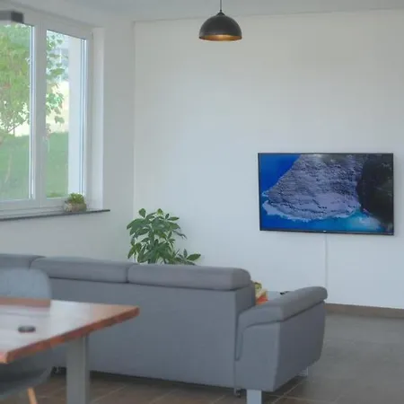アパート Mit Terrasse Und Garten Münsingen